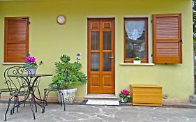 Casa Rosalia Cozy Holiday Apartment By Gardadomsumea